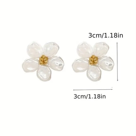 Chic Floral Pearl Earrings | NEW ✨ - Picture 6 of 6